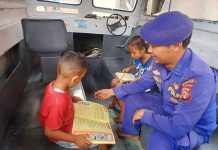 Personel Mako Perwakilan DAS Jelai Persuasi Anak Pesisir Belajar di Perpustakaan Terapung