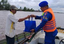 Ditpolairud Peduli Sosial, Bagikan Sembako kepada Warga Pesisir DAS Kahayan Bahaur