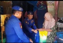 Ditpolairud Polda Kalteng Berikan Bansos kepada Masyarakat Pesisir DAS Mentaya