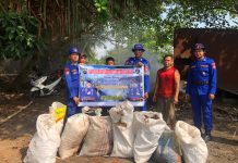 Ciptakan Lingkungan Lestari, Ditpolairud Polda Kalteng Bersihkan Sungai Mentaya