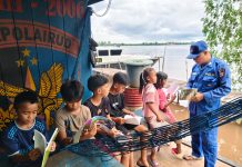Kapal Polisi XVIII-2006 Ditpolairud Sediakan Buku Bacaan Gratis Bagi Anak Pesisir