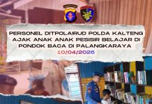 Personel Ditpolairud Ajak Anak-Anak Pesisir Belajar di Pondok Baca, Kurangi Pakai Gadget