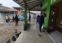 Ditpolairud Polda Kalteng Dukung Gerakan Indonesia ASRI, Bersih-bersih Mushola Al-Iklas di Kumai