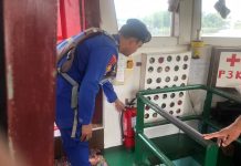 Wujudkan Pelayanan Terbaik, Personel Ditpolairud Polda Kalteng KP 2005 Cek Kelengkapan Kapal