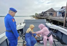 Tingkatkan Kualitas Hidup Masyarakat Bantaran Sungai, Klinik Terapung Ditpolairud Periksa Kesehatan Gratis