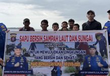Ditpolairud Polda Kalteng dan Masyarakat Bersihkan Sampah di Pantai Kubu