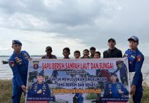 Ditpolairud Polda Kalteng Sapu Bersih Sampah di Pantai Kubu, Lingkungan Hidup Lestari