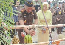Perdana Masuk Kantor, Kajari Baru Barito Utara Disambut Upacara Adat