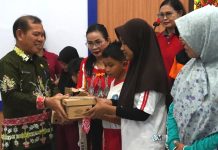 Pemkab Mura Dukung Pendidikan Lewat Bantuan Sepatu Sekolah