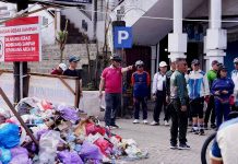Sambil Gowes, Bupati Shalahuddin Awasi Kebersihan, Temukan Tumpukan Sampah di Depan Pertokoan