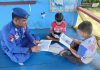 Personel KP XVIII-1010 Ditpolairud Tingkatkan Minat Baca Anak-Anak Pesisir Melalui Pondok Baca