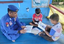 Personel KP XVIII-1010 Ditpolairud Tingkatkan Minat Baca Anak-Anak Pesisir Melalui Pondok Baca