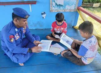 Personel KP XVIII-1010 Ditpolairud Tingkatkan Minat Baca Anak-Anak Pesisir Melalui Pondok Baca