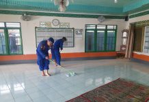 Ditpolairud Polda Kalteng Gotong Royong Bersihkan Mushola, Dukung Gerakan Indonesia ASRI 