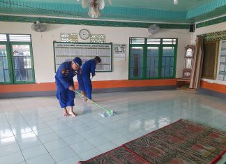 Ditpolairud Polda Kalteng Gotong Royong Bersihkan Mushola, Dukung Gerakan Indonesia ASRI 