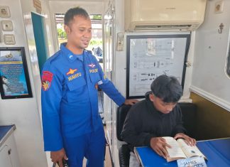 Personel Ditpolairud Dampingi Anak-Anak Pesisir Perluas Wawasan di PBMH Kapuas