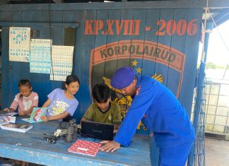Ditpolairud Polda Kalteng Gelorakan Minat Baca Anak-Anak DAS Mentaya Lewat Perpustakaan Terapung