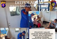 Personel Kapal XVIII-1006 Ditpolairud Salurkan Minat Baca dan Menambah Ilmu Anak-Anak Pesisir Pegatan Hilir