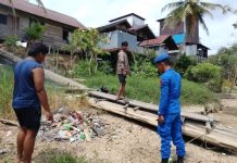 Personel Ditpolairud Polda Kalteng Ajak Masyarakat Teweh Jaga Kelestarian Sungai Barito