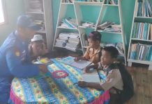 Murid SD Tanjung Perawan Membaca Buku dan Menambah Ilmu Di Pondok Baca Ditpolairud