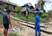 Ditpolairud Polda Kalteng dan Masyarakat Muara Teweh Kerjasama Bersihkan Sampah di Sungai Barito