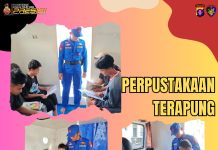 Anak-Anak Bantaran Sungai Kahayan Kunjungi Perpustakaan Terapung Kapal Polisi XVIII-2002