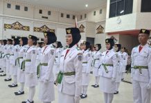 Jelang HUT RI ke-81, Heriyus Kukuhkan Pasukan Pengibar Bendera Murung Raya