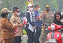 Heriyus Turun Langsung Bagikan Masker ke Warga