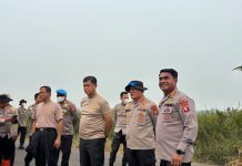 Dirpolairud Polda Kalteng Dampingi Kapolda Tanggulangi Karhutla di Kelurahan Marang dan Petuk Katimpun