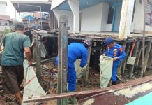 Personel Ditpolairud Polda Kalteng Ajak Masyarakat Bersihkan Sampah di Pesisir Pegatan Hilir