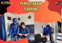Kunjungi Perpustakaan Terapung Kapal Polisi XVIII-2002, Anak-Anak Bantaran Sungai Kahayan Salurkan Minat Membaca