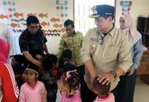 Bupati Barito Utara Shalahuddin Distribusikan Bantuan SIP Pintar kepada 18 Murid TK Permata Bunda Mampuak II