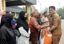 Bupati Barito Utara Shalahuddin Bagikan 300 Paket Sembako kepada Masyarakat Terdampak Kabut Asap