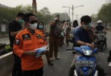 Bupati Heriyus Turun Langsung, Bagikan Ribuan Masker kepada Warga