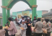 Jumat Berkah, Personel Ditpolairud Polda Kalteng Tingkatkan Kepedulian Sosial