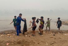 Budayakan Cinta Lingkungan Sejak Dini, Ditpolairud Gotong Royong Bersama Anak-Anak Bersihkan Pesisir Sungai Barito