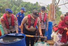 Wadirpolairud Polda Kalteng, PJU, dan Anggota Terjun Langsung Bagikan Air Bersih kepada Masyarakat Terdampak Karhutla di Kotim