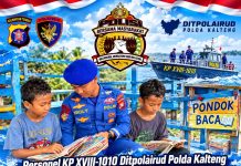 Personel Ditpolairud Polda Kalteng Motivasi Generasi Pesisir Cintai Buku Melalui Pondok Baca