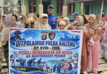 Polri Hadir, Ditpolairud Polda Kalteng Salurkan Bantuan Air Bersih 40 Ton kepada Masyarakat Kotim