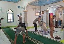 Jalankan Program Indonesia Asri, Ditpolairud Bersama Pemuda Jelai Membersihkan Surau Nurul Ikhlas di Sukamara 